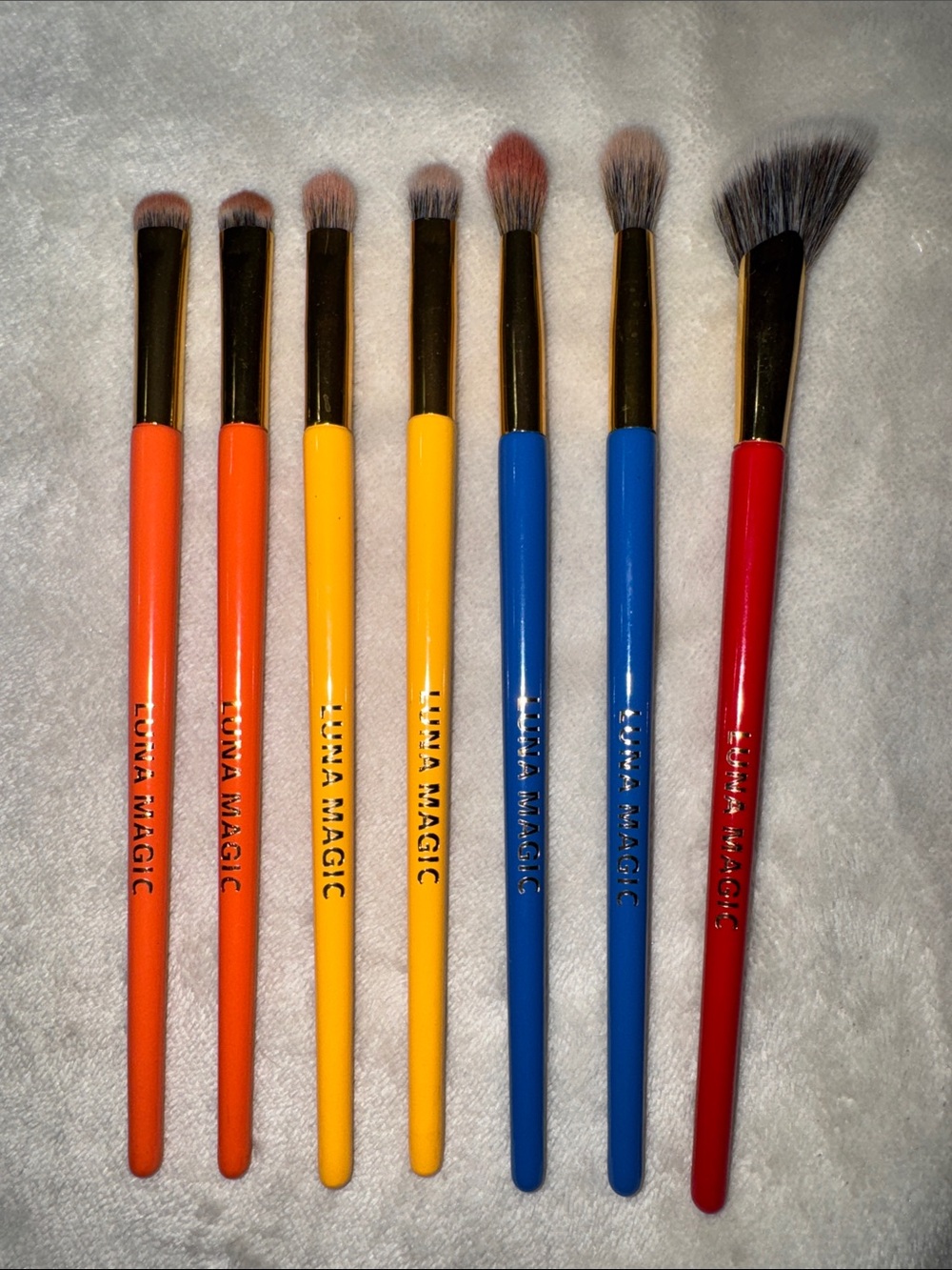Luna Magic Colorful 7-Piece Eye & Fan Brush Set - Red, Blue, Yellow, Orange